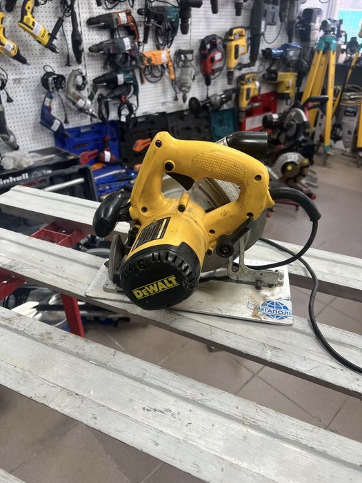 Пила циркулярная DeWalt ручная D23550