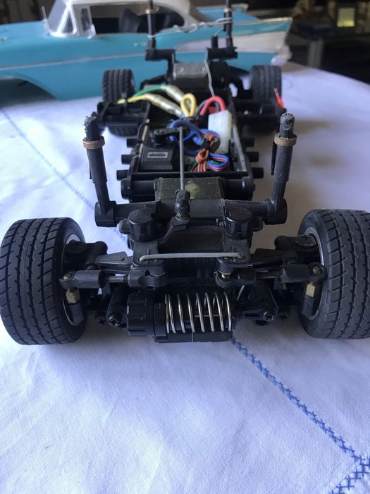 57 Chevy Coupé Revell na hard body e chassis Tamiya