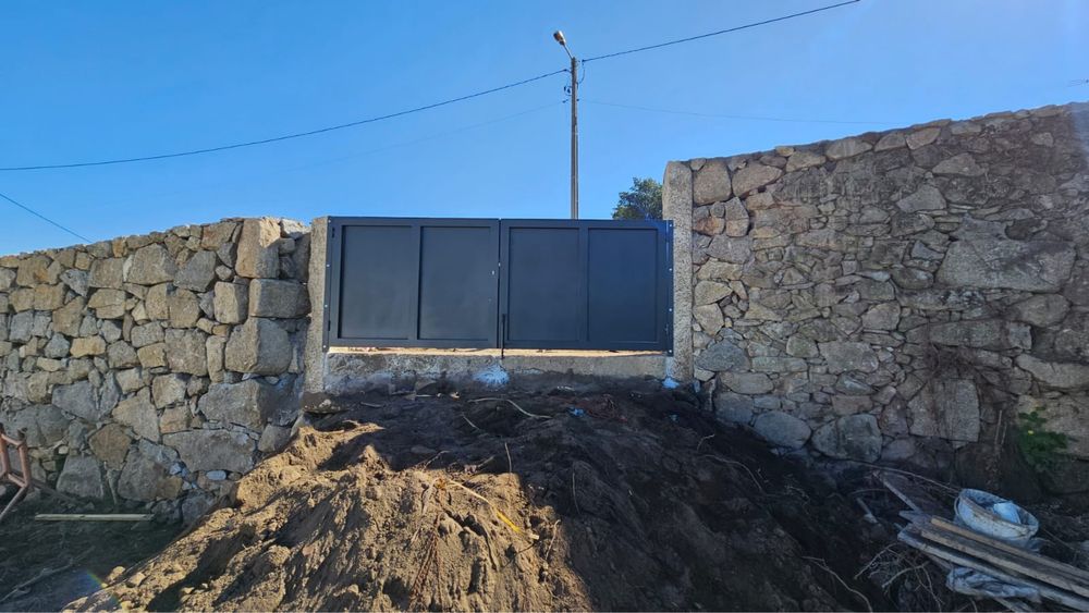 Muros em pedra e pré-fabricados