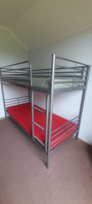 Łóżko piętrowe Ikea SVÄRTA z dwoma materacami