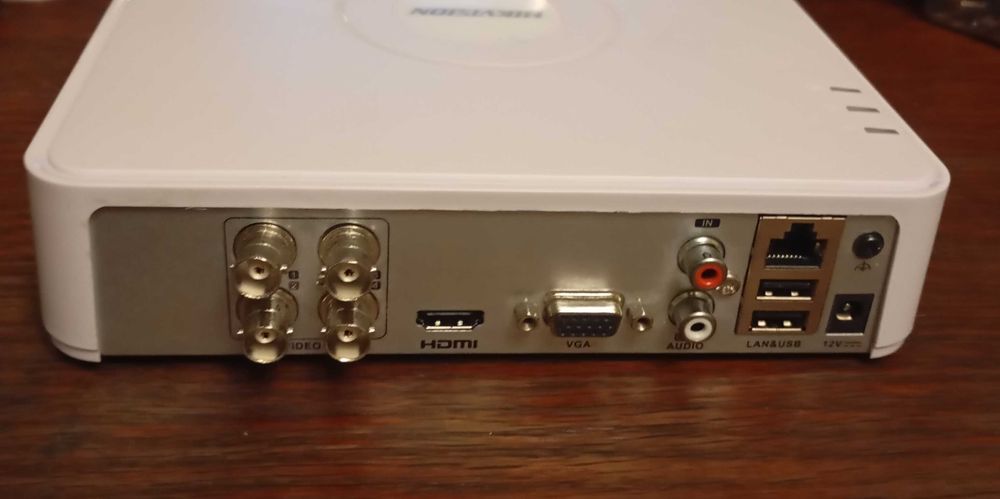 Відеореєстратор Hikvision DS-7104HQHI-K1 + кольорова камера  Hikvision