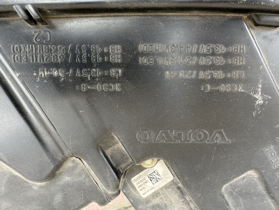 Volvo XC 90 lampa prawa full led active high beam OE 32228