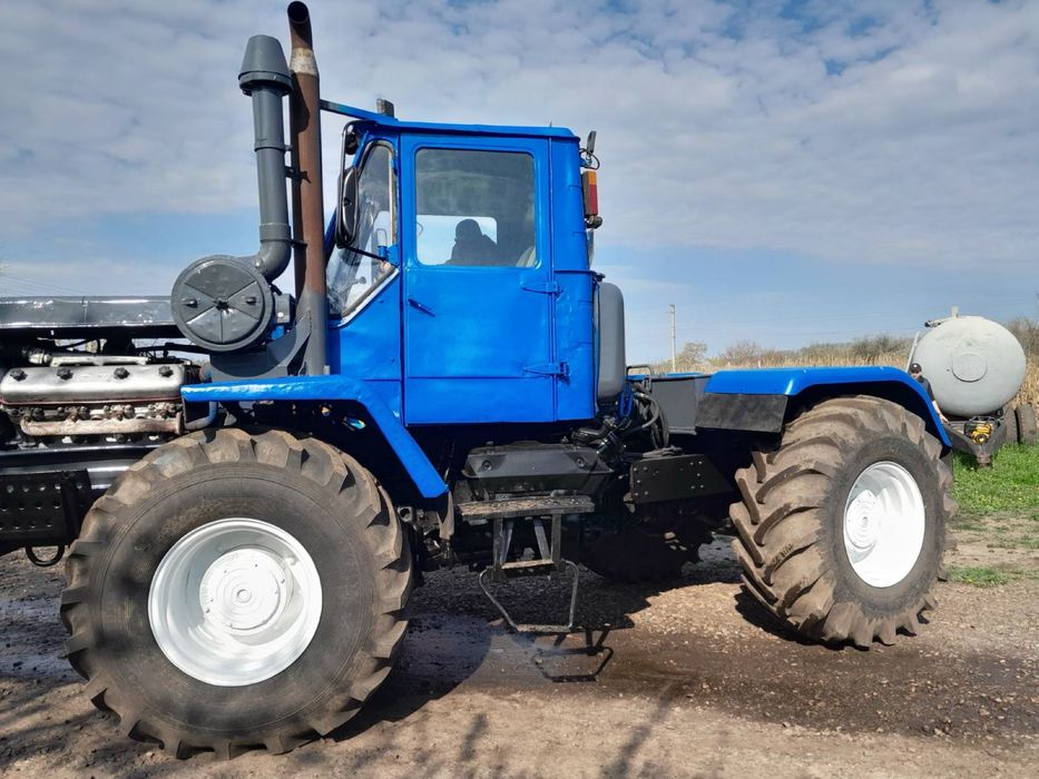 трактор ХТЗ Т-150 з плугом 5-40