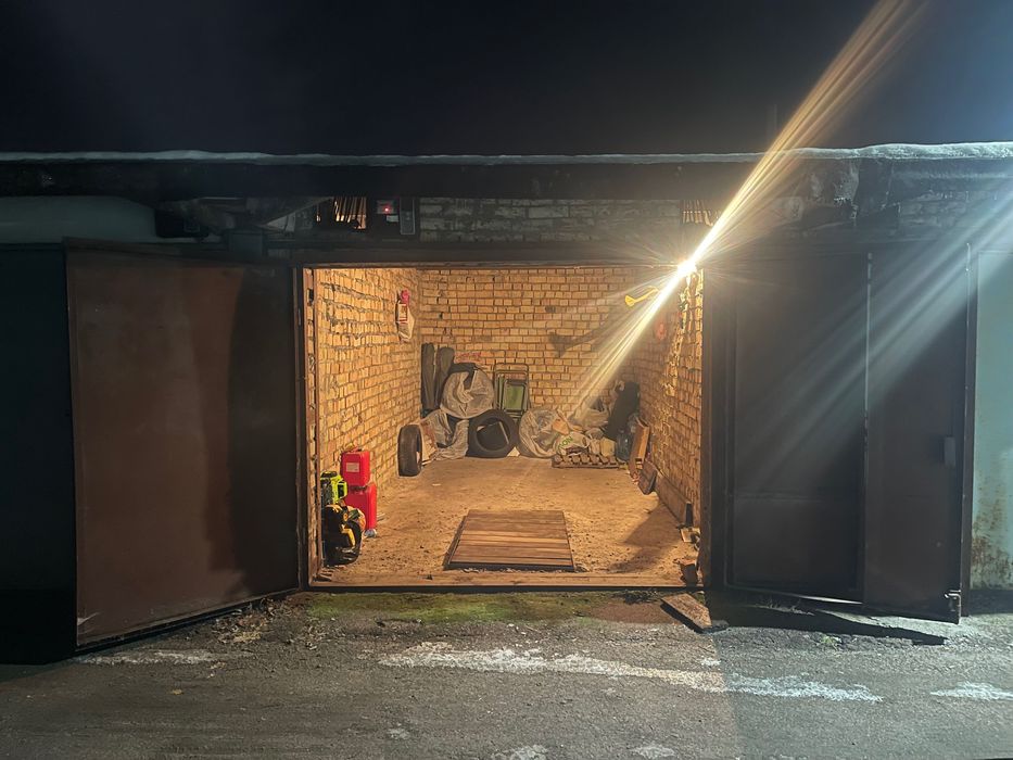 Продам гараж на Виноградарі