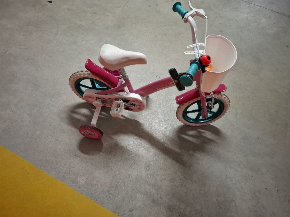 Bicicleta e capacete criança