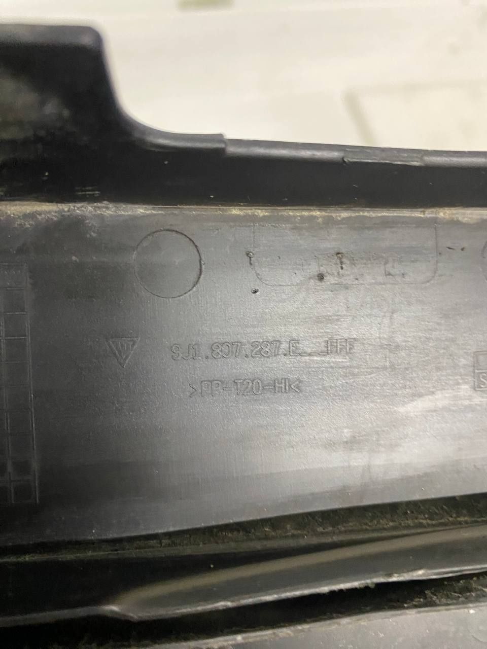 9j1807287eok1 Porsche taycan подіум переднього номера