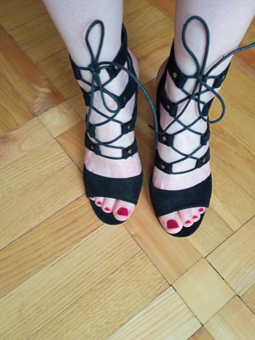 Nowe wiązane sandałki na słupku