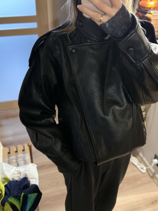 Трендова чорна куртка косуха Zara з коміром - розмір XS