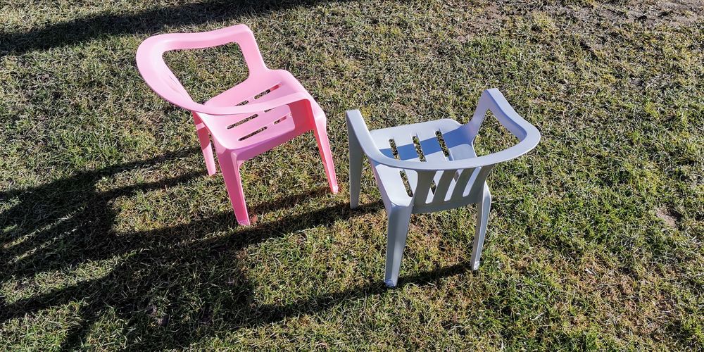 Dwa krzesełka plastikowe dla dzieci