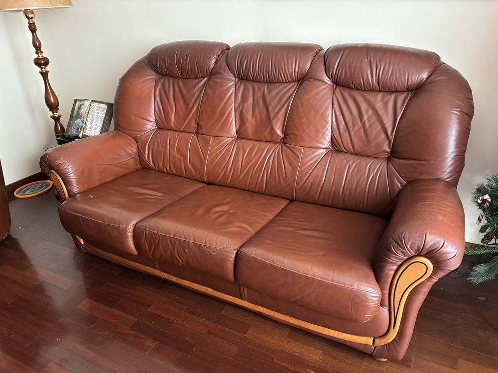 Sofa cama 3 lugares + 2 poltronas em cabedal