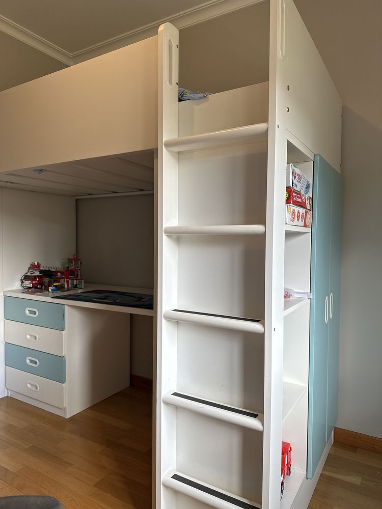 Cama beliche com secretaria