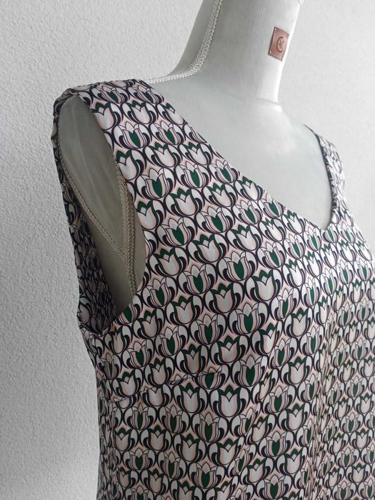 Bluzka z dekoltem V rozmiar M