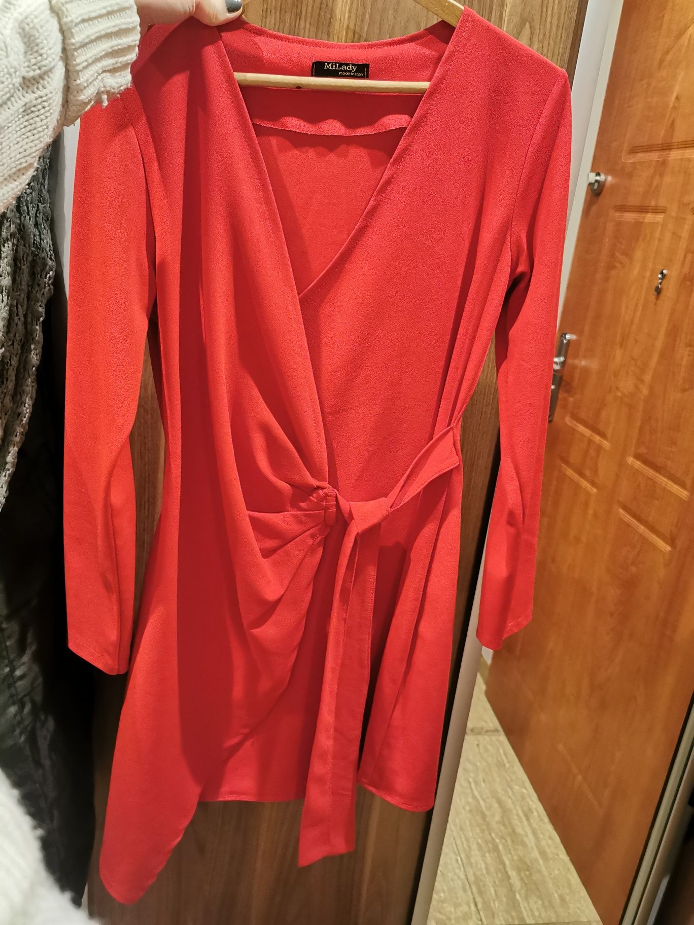 Czerwona sukienka na zakładkę