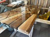 Stół drewniany zalewany żywicą
