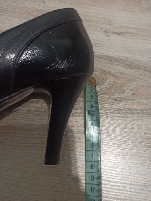 Czarne buty na obcasie