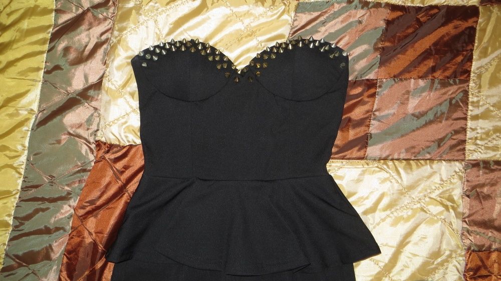 Czarna sukienka z baskinką i ćwiekami