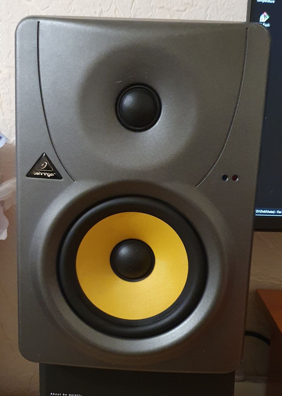 Студийные  мониторы Behringer B1030A