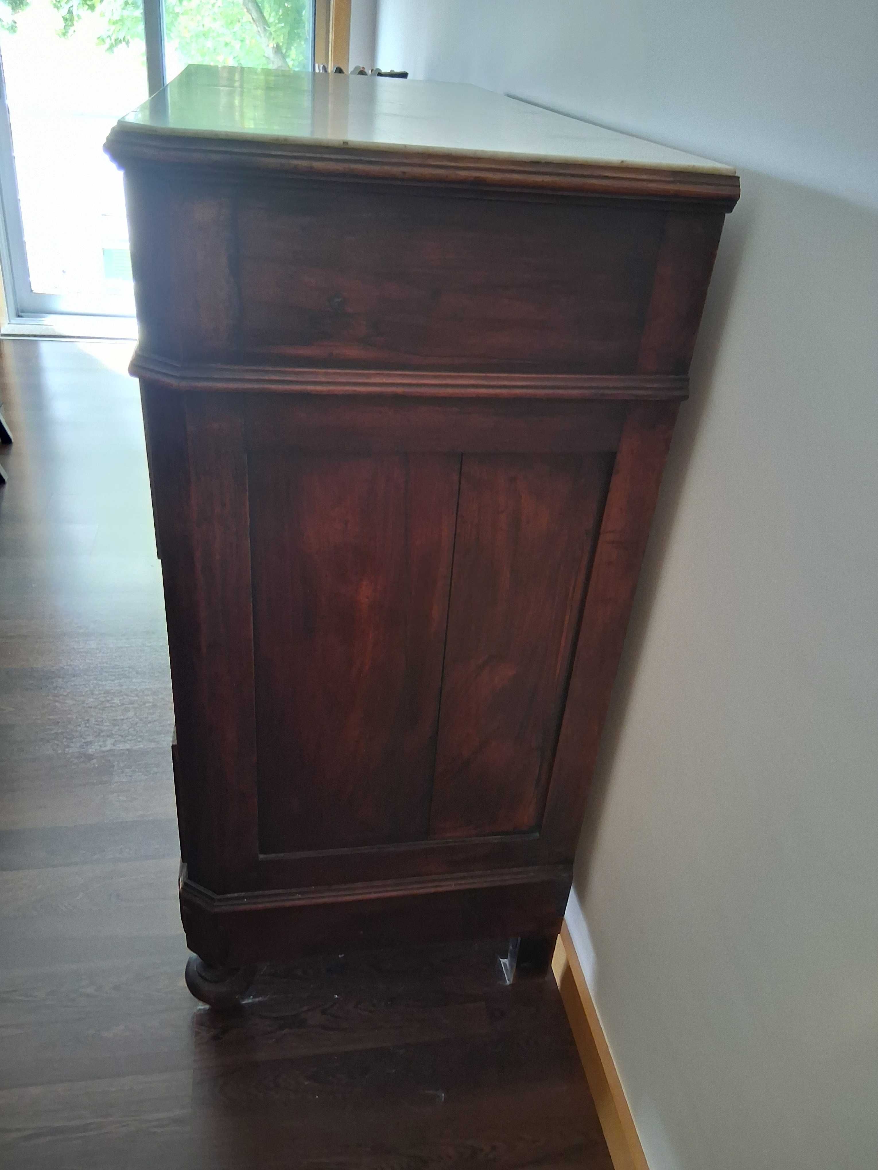Comoda em madeira com tampo em mármore – inicio sec e oferta banqueta