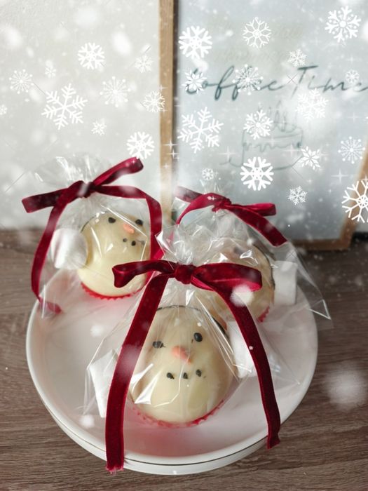 Czekoladowe kule do mleka z kakao i mini piankam. Możliwa wysyłka i