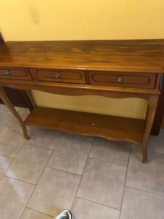 Móvel e espelho de entrada