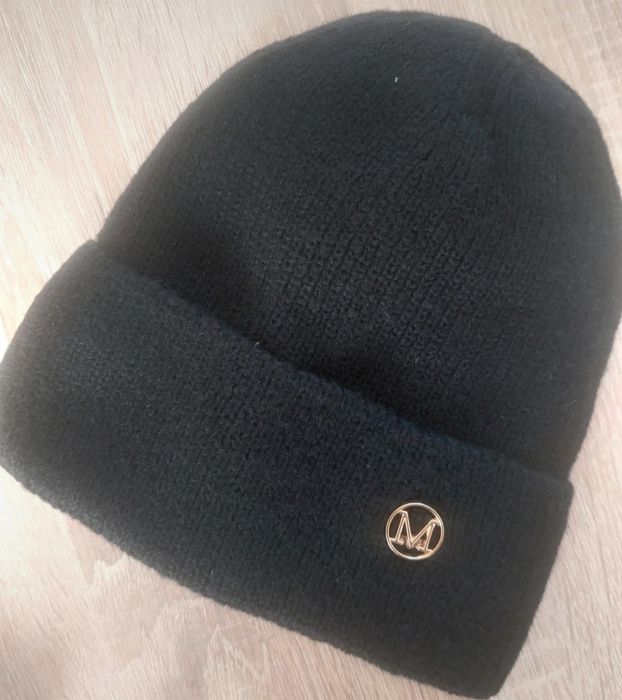 Czarna ciepła czapka damska Wewnątrz polar