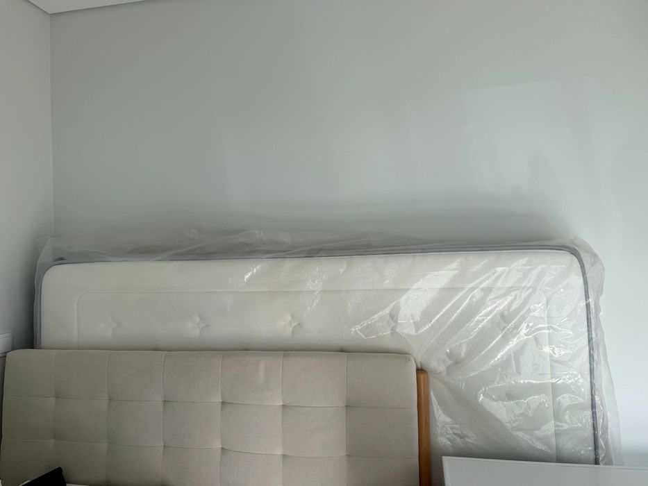 Cama estofada Sklum 150X200 + Colchão em perfeito estado