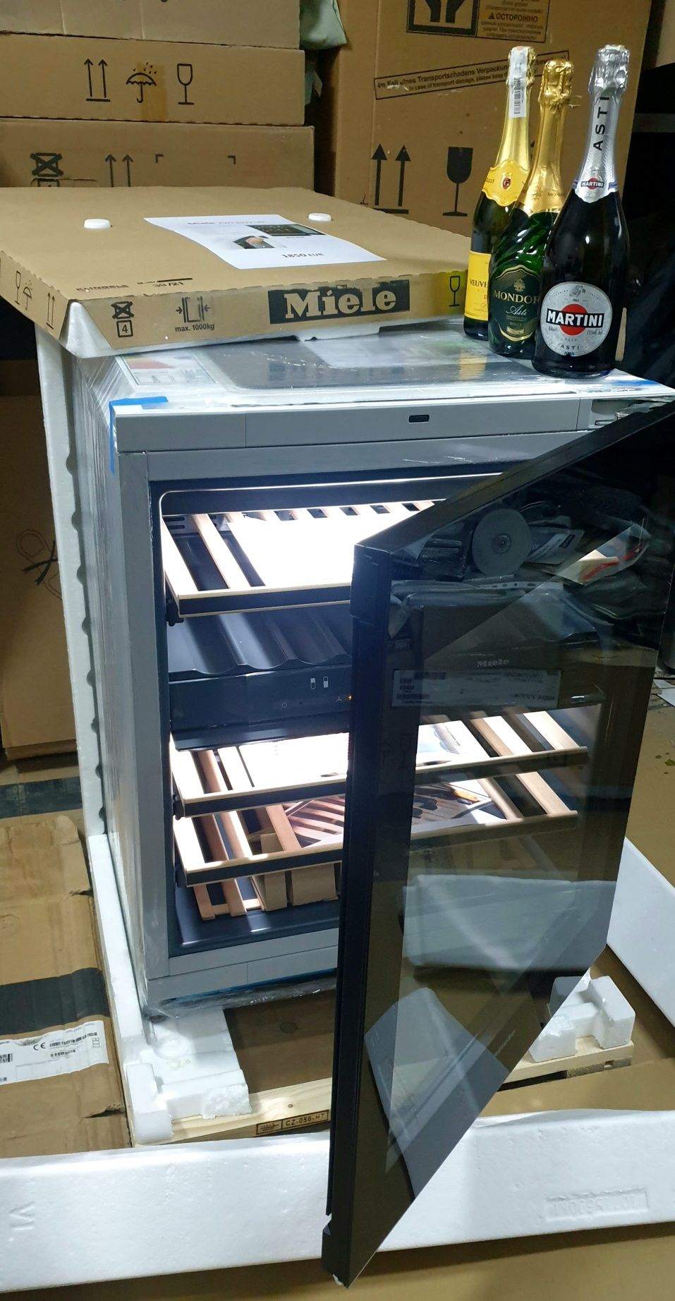 Винный шкаф Miele KWT 6322 UG  встраиваемый под столешницей ( 1750€ )