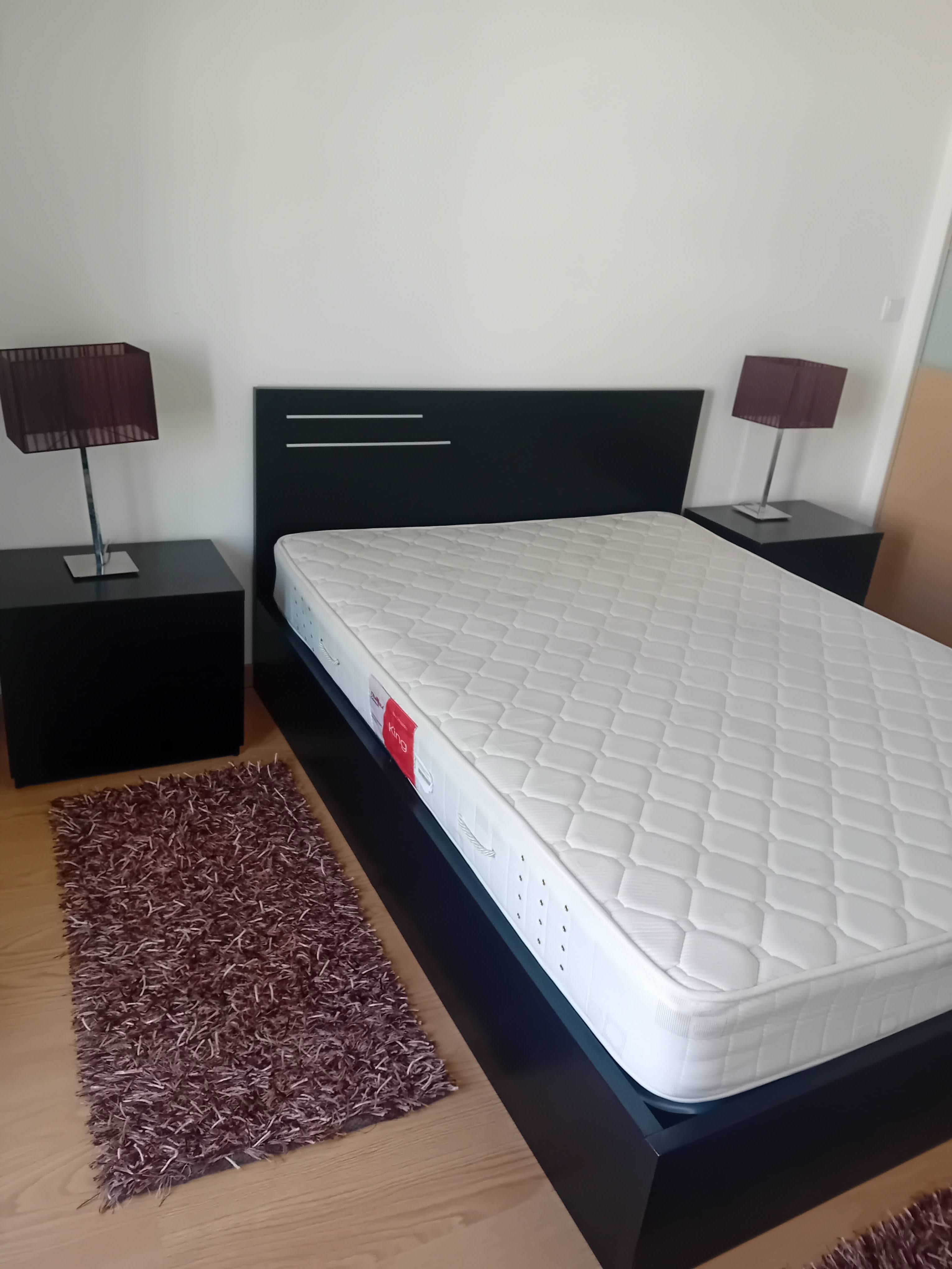 Cama de casal com banquinha de cabeceira