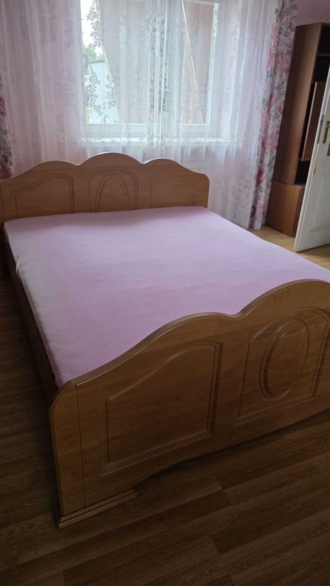 Łóżko podwójne drewniane z materacem