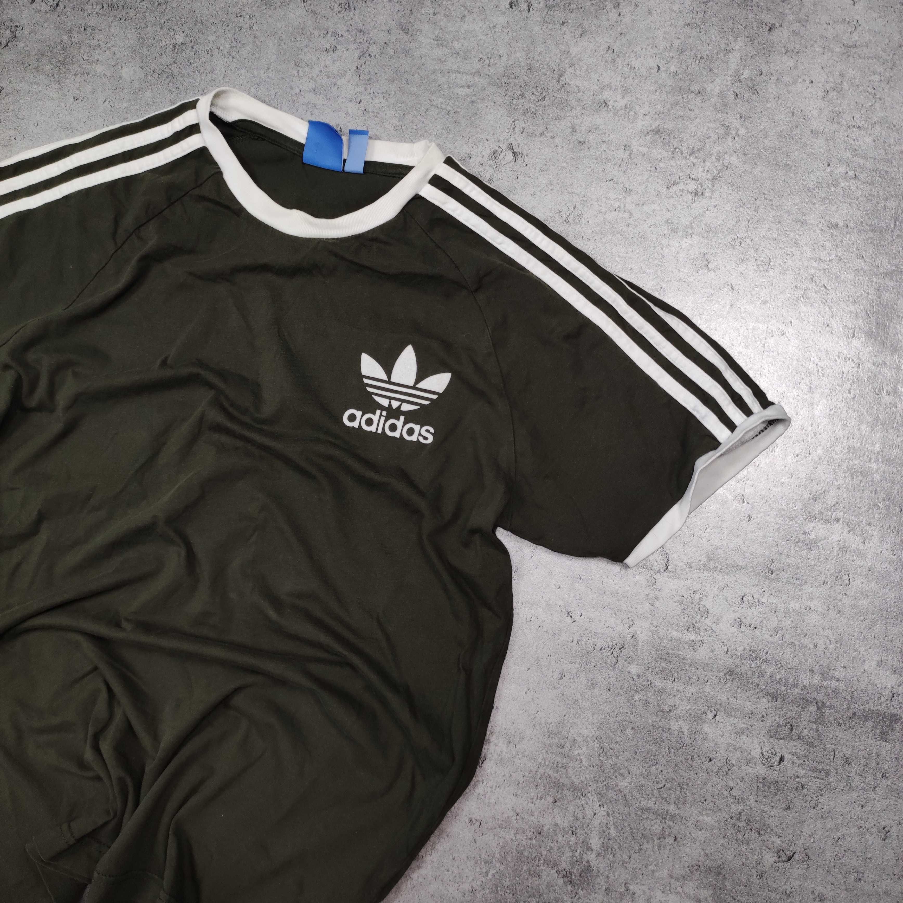 MĘSKA Koszulka Bawełna Khaki 3 Paski Adidas California Klasyczna Lato