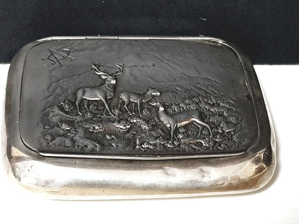 Fantástica antiga tabaqueira com motivo veados em prata portuguesa