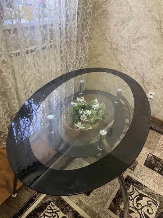 Стіклянний стіл.