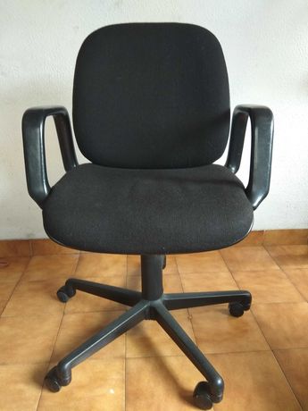 Cadeira rotativa em tecido preto da Rima