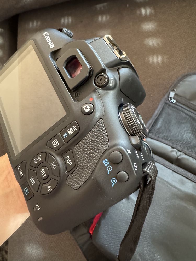 Camera Camon EOS 2000D+18-55 mm