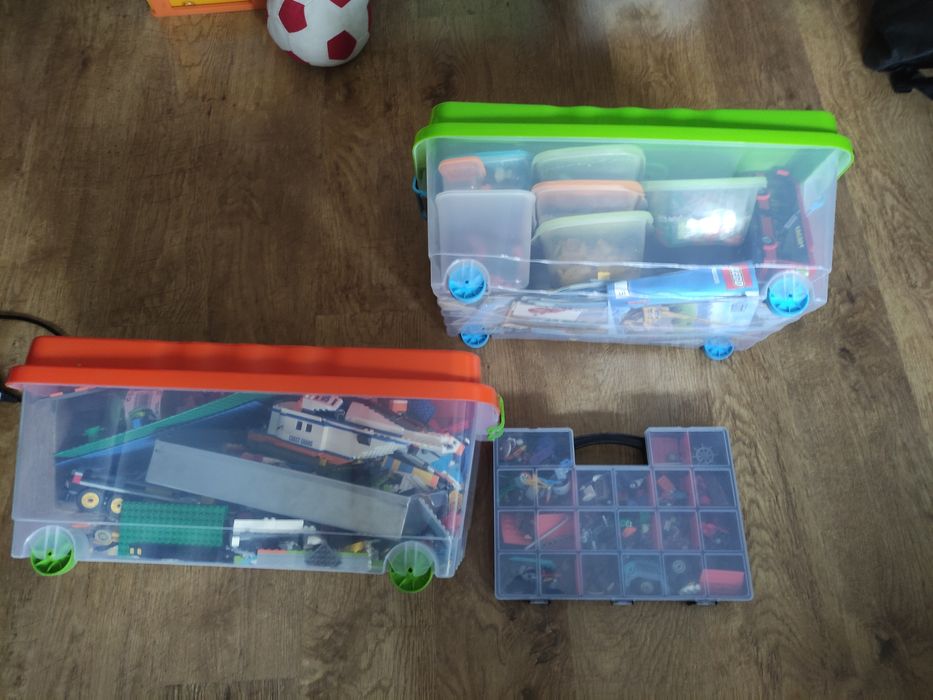 2 caixas de Legos mais uma pequena