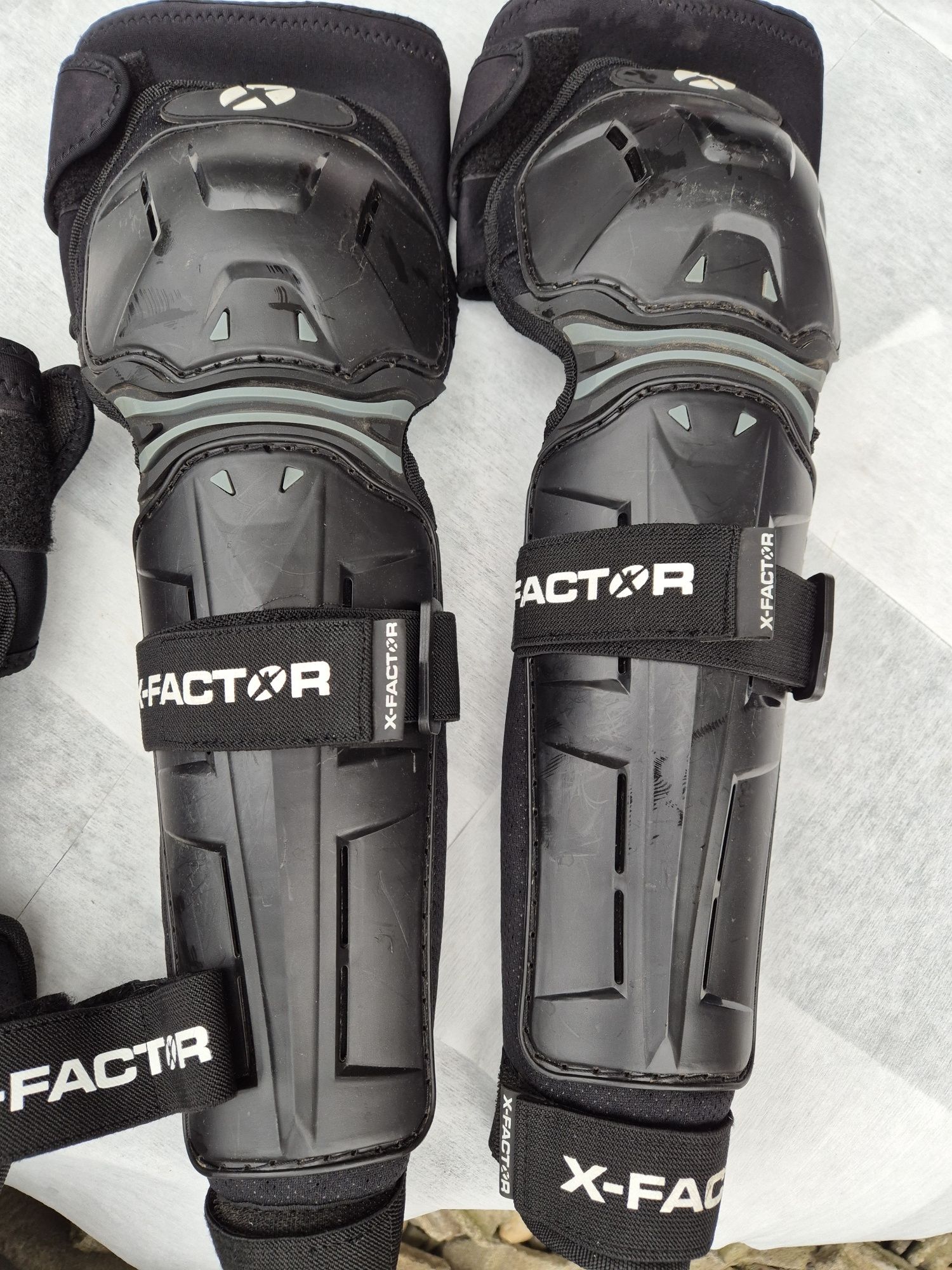 Ochraniacze X-factor nakolannik kask kolana  motor cross zbroja
