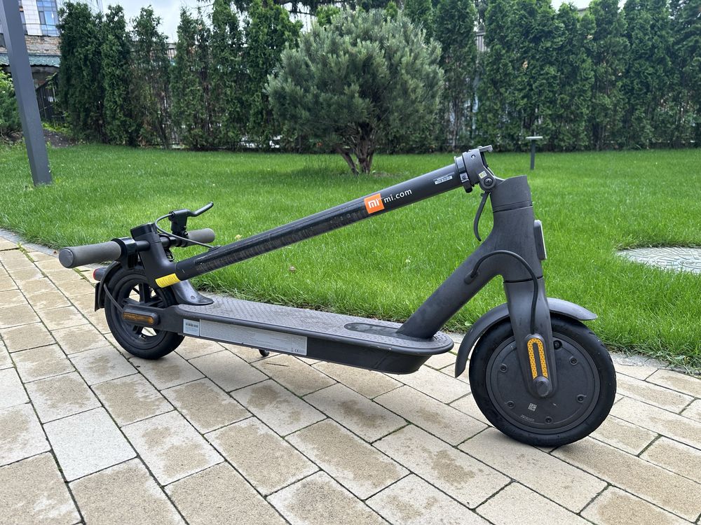 Електросамокат Xiaomi Mi Electric Scooter Essential