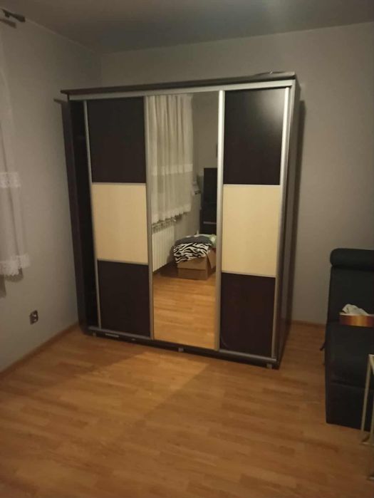 Szafa z drzwiami przesuwnymi i lustrem