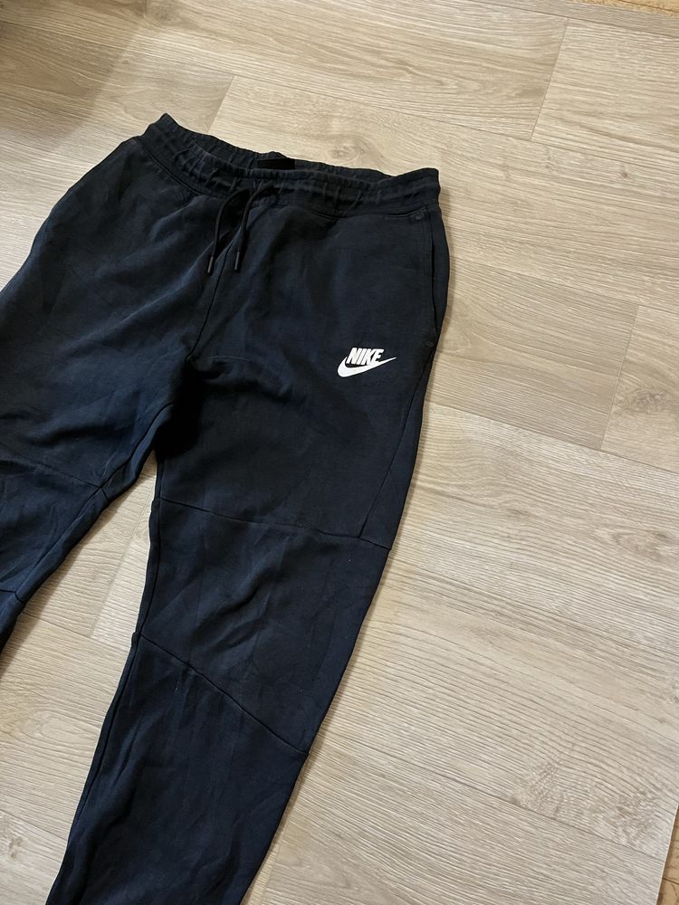 Продаю спортивні штани Nike tech fleece