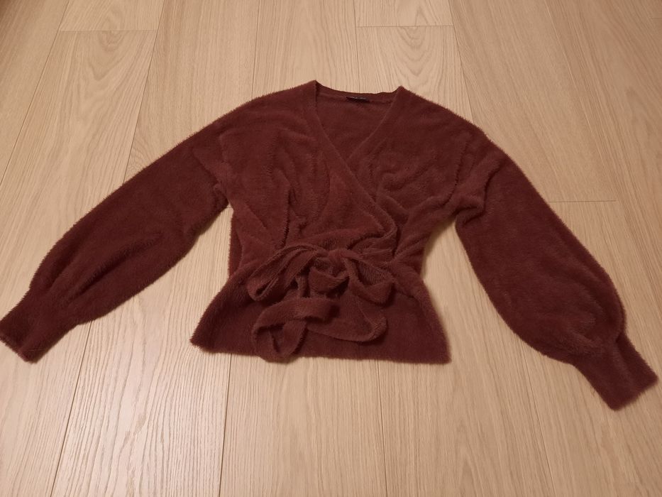 Sweter damski wiązany w talii marki MAKALU