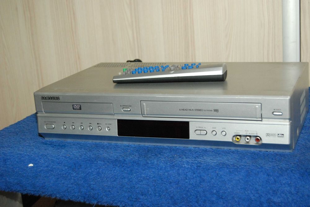 Magnetowid na kasety VHS z DVD Samsung z pilotem