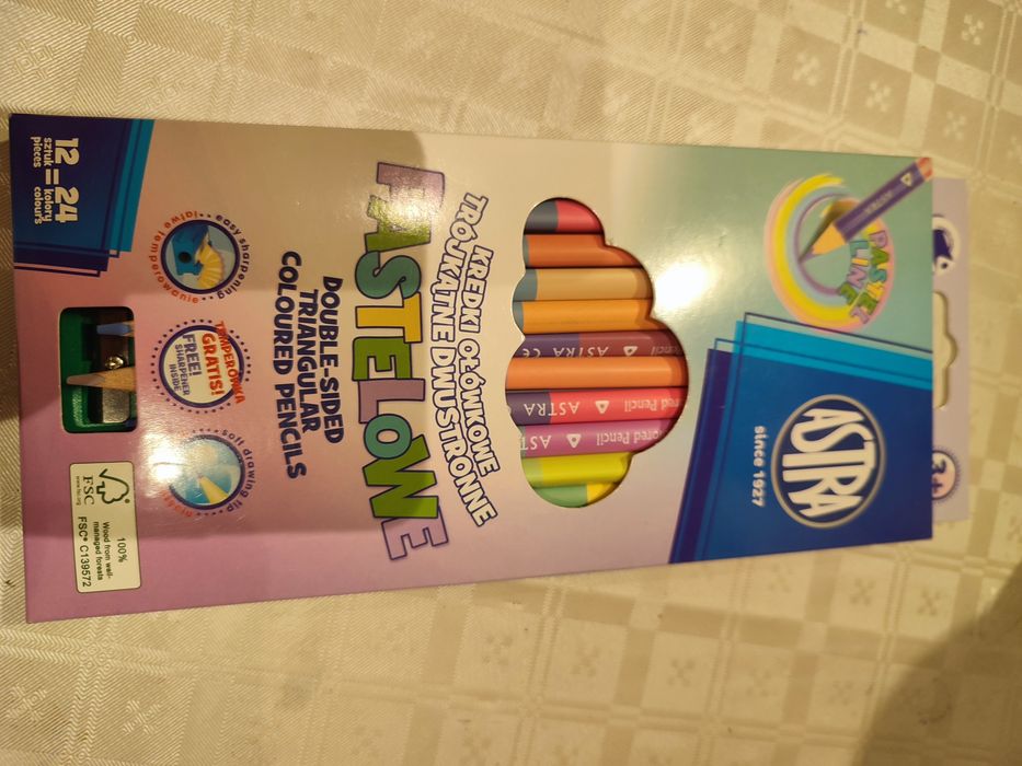 Kredki ołówkowe trójkątne pastelowe .