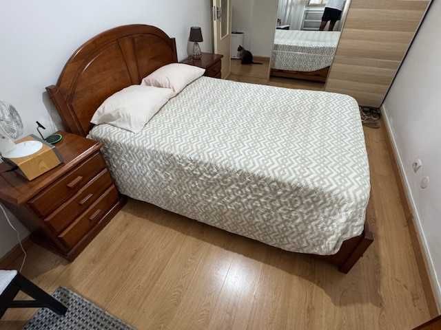 Vendo Mobília de quarto em madeira pinho mel