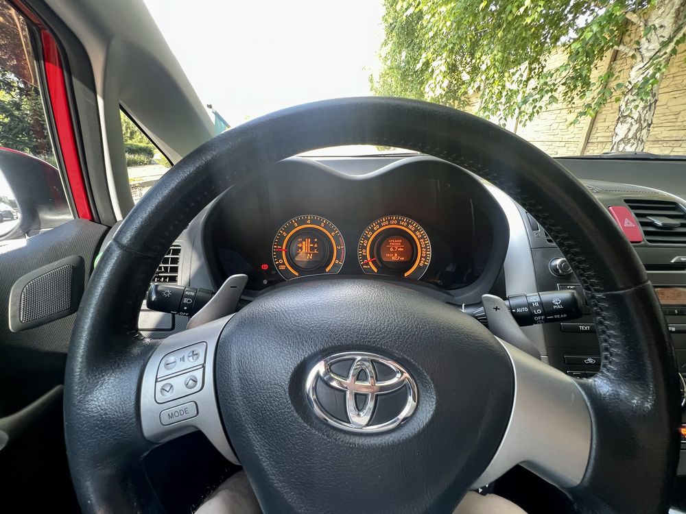 Продам Toyota Auris 1.6 AT