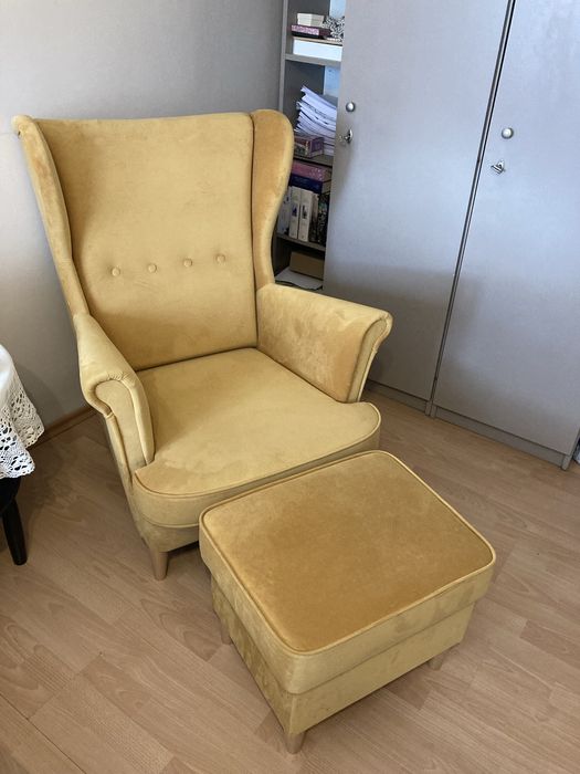 Fotel welurowy uszak musztardowy z podnóżkiem vintage retro