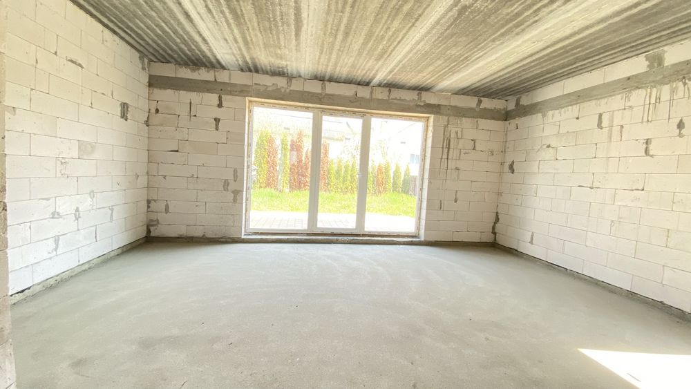 Напівособняк 130 м² з гаражем і 3 сотками землі біля міста