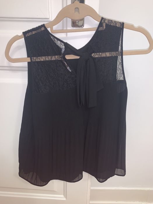 Top preto com renda e manga à cava