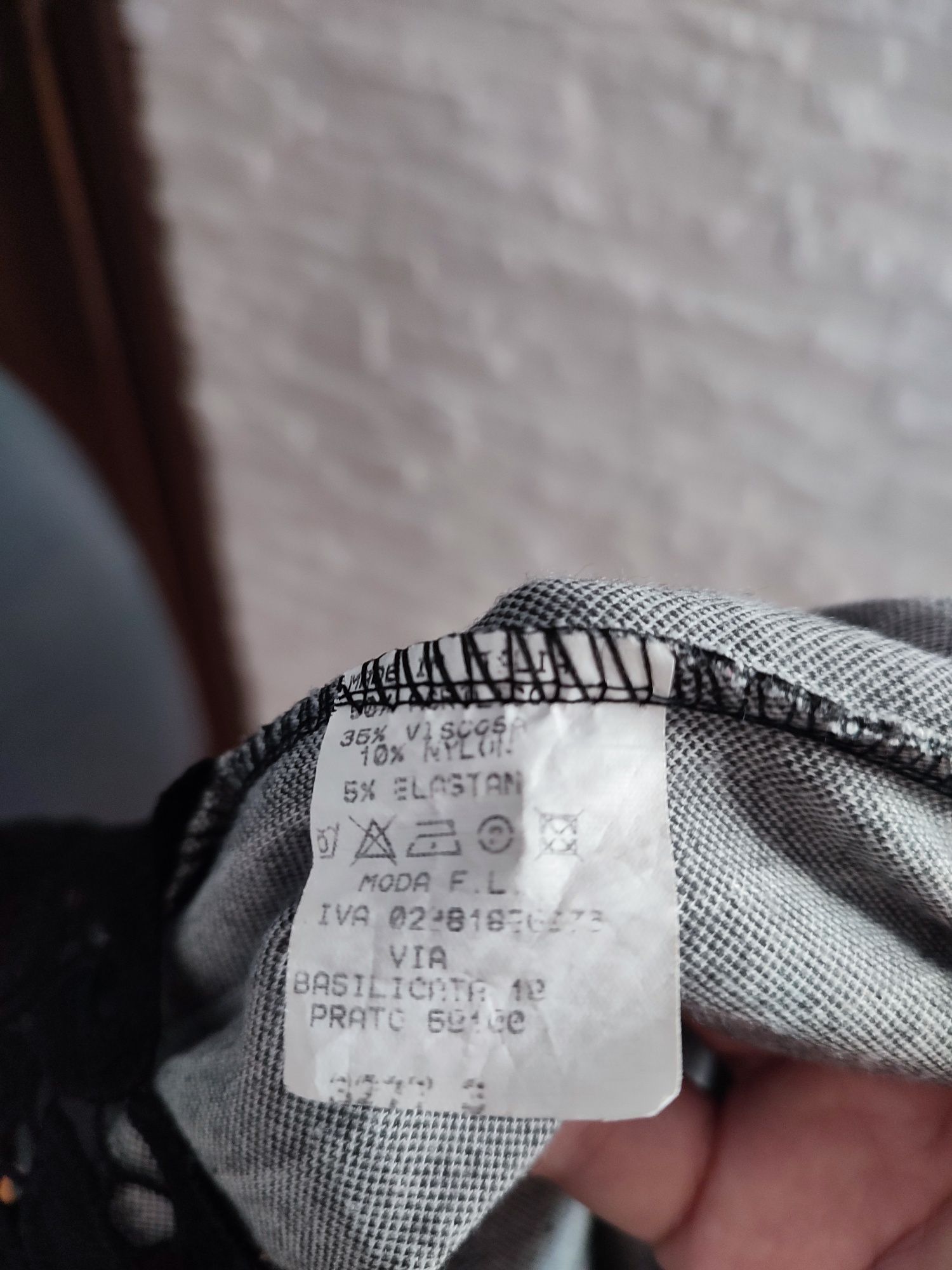 Bardzo ładna grafitowa sukienka z falbaną i gipiura