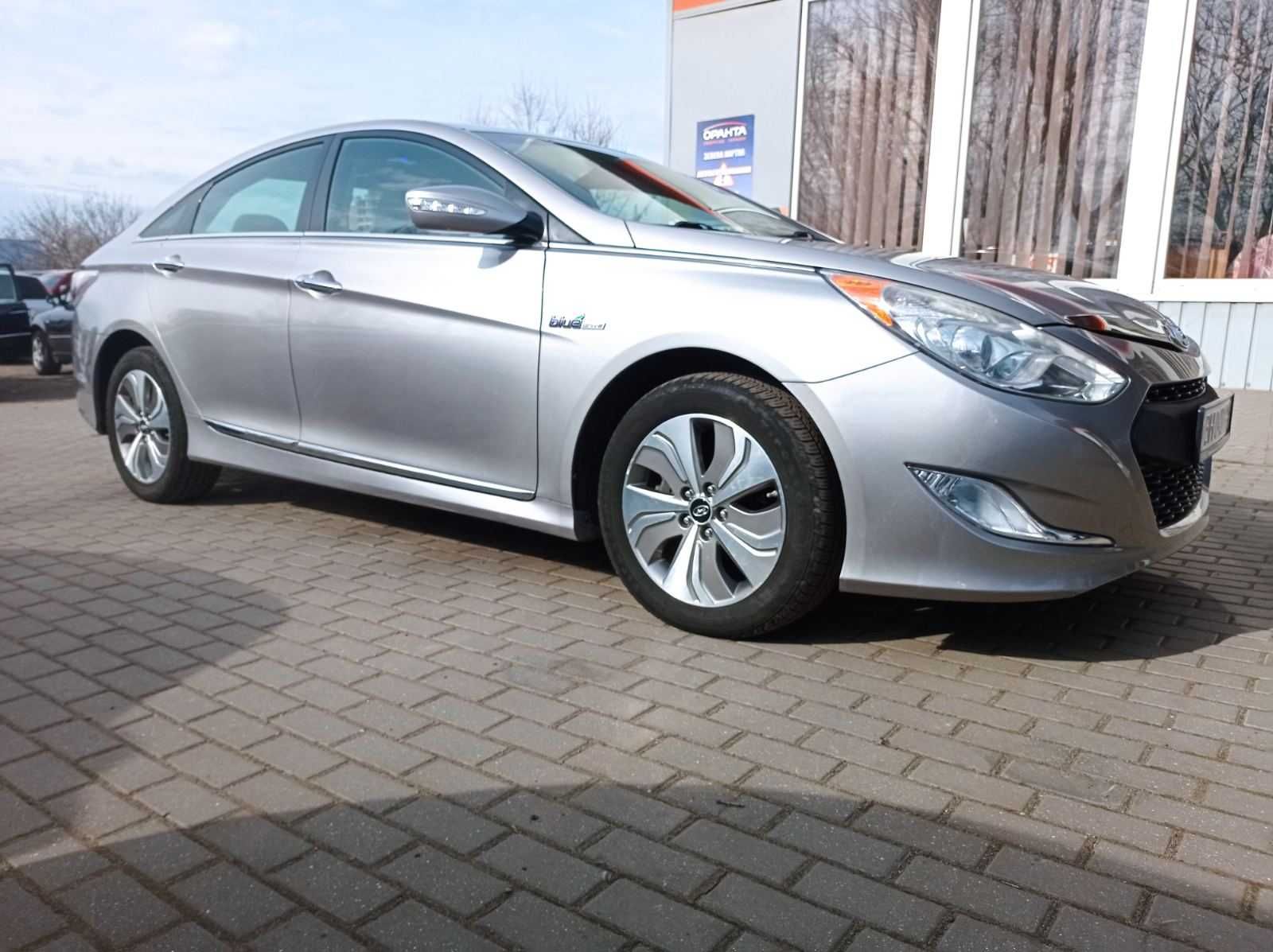 Hyundai Sonata 2013 року 2,4 л./гібрид