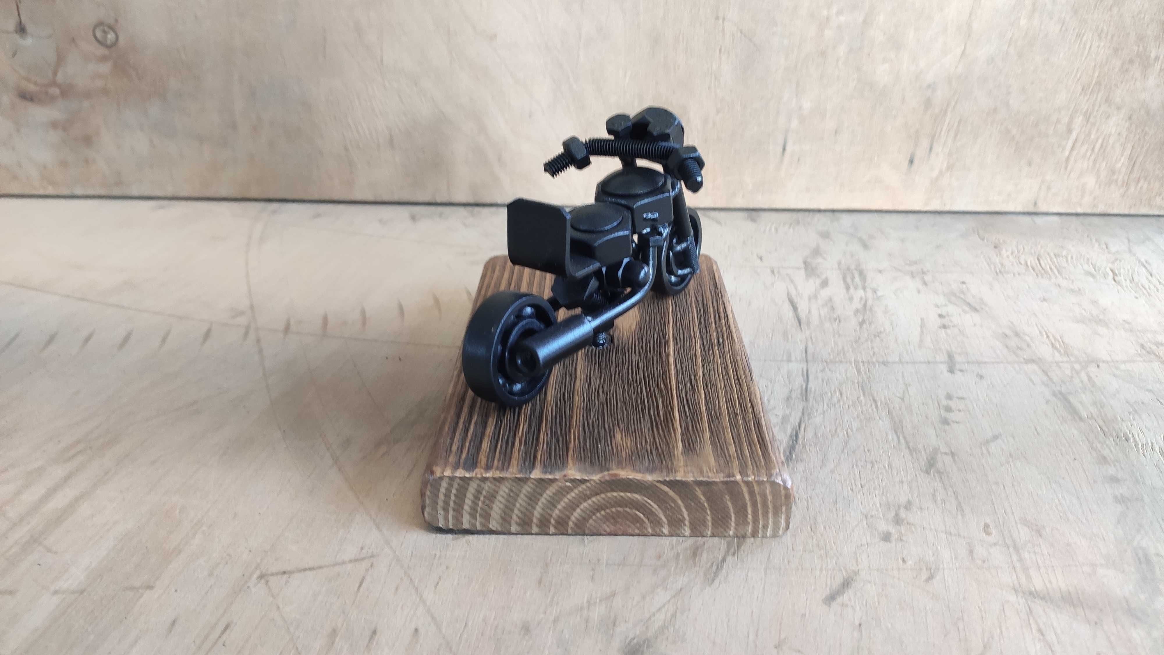 Metalowa figurka motor ze śrubek, [Metaloplastyka]